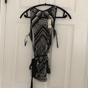 White House black market sleeves less top